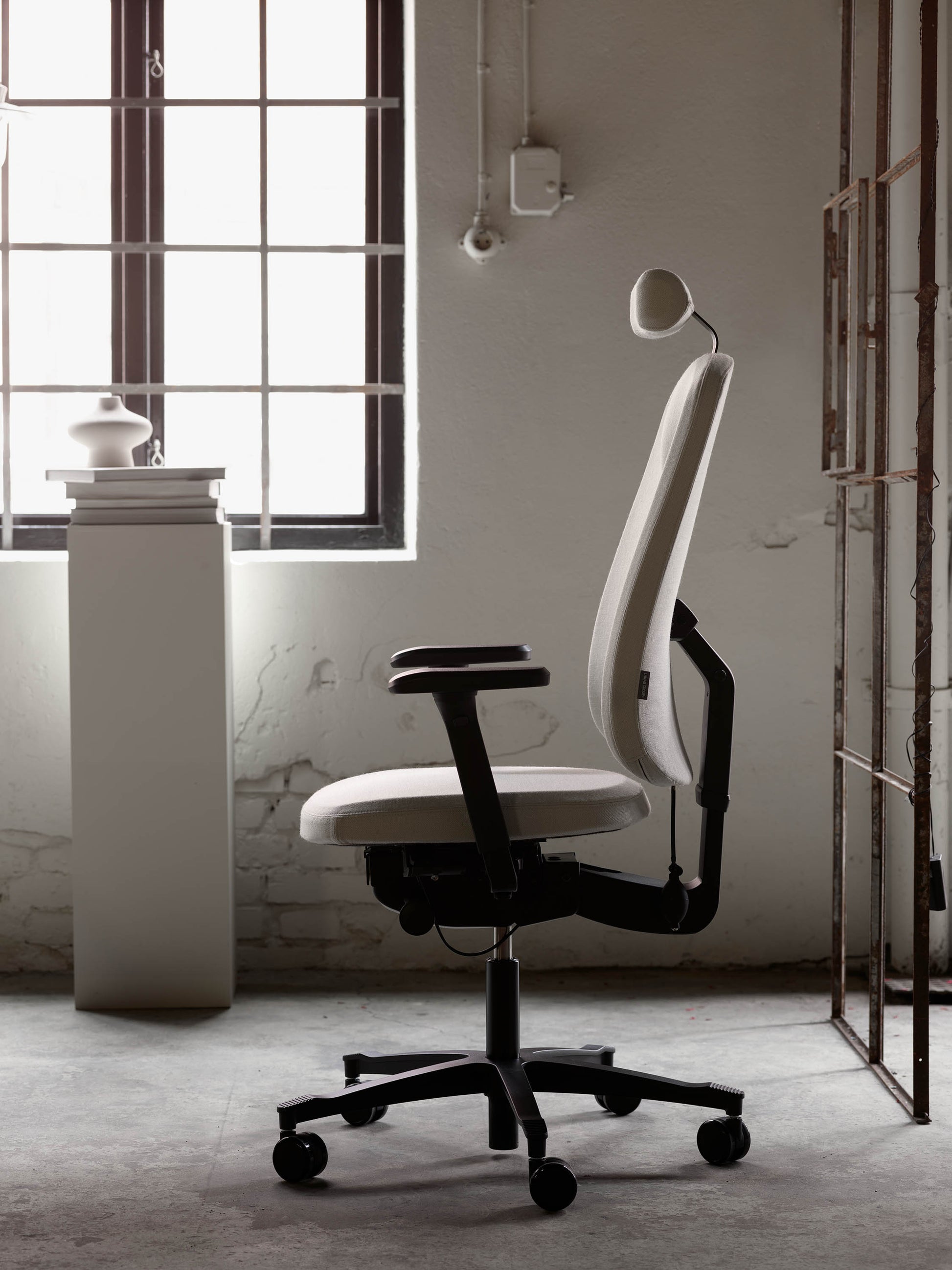 Kontorstol Höganäs +390 svart med nackstöd, backup och armstöd för ergonomiskt aktivt sittande.