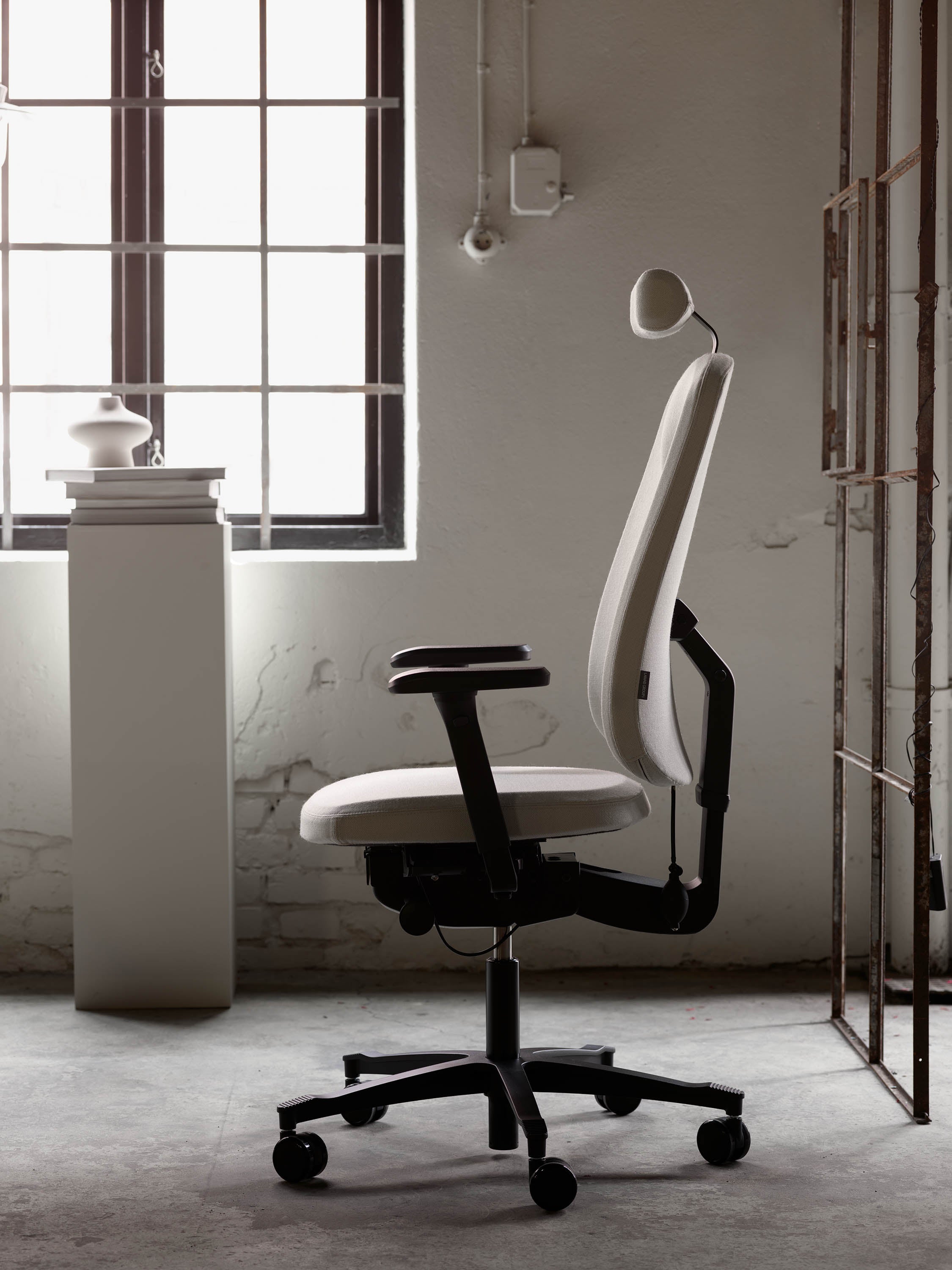 Kontorstol Höganäs +390 svart med nackstöd, backup och armstöd för ergonomiskt aktivt sittande.