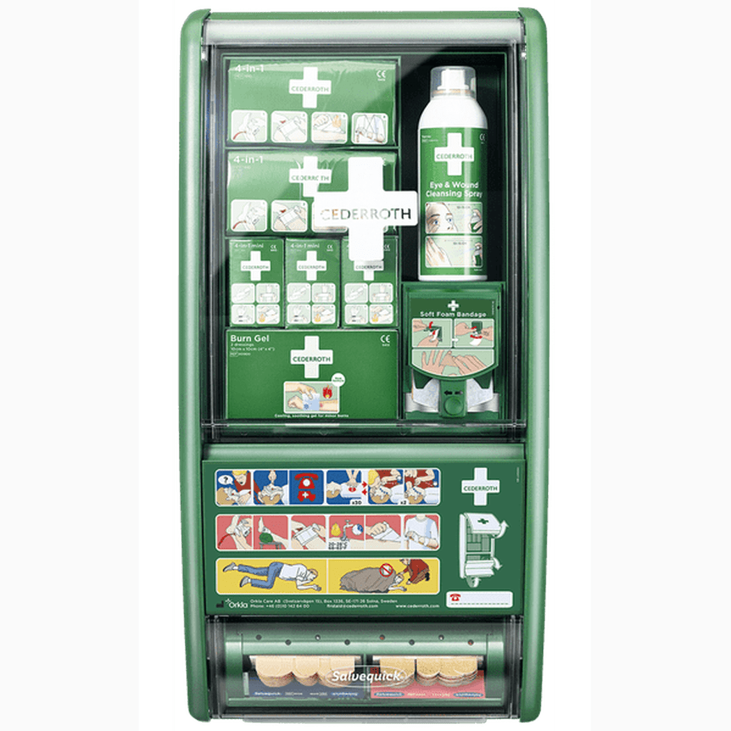 Första hjälpen station Cederroth med blodstoppare, brännskadegel och förbandsmaterial i grön återvunnen plastbox.