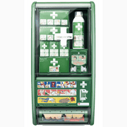 Första hjälpen station Cederroth med blodstoppare, brännskadegel och förbandsmaterial i grön återvunnen plastbox.