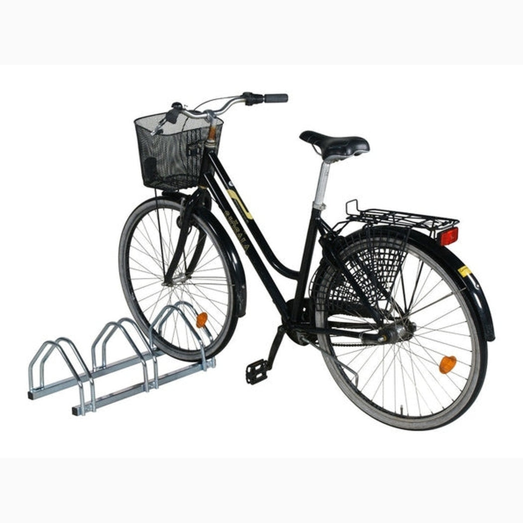 Cykelställ för 3 platser med plats för tre cyklar och robust konstruktion för säker förvaring.