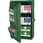 Första Hjälpenskåp Cederroth med organiserade plåster och bandage för snabb första hjälpen vid olyckor.