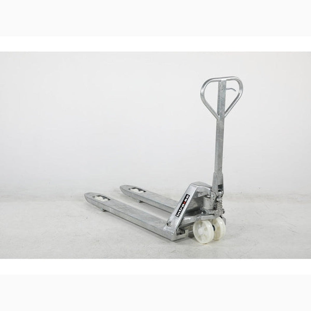 Galvaniserad Pallyftare, 2500kg, 540x1150mm med boggi och nylonhjul för korrosionsskydd och enkel manövrering.