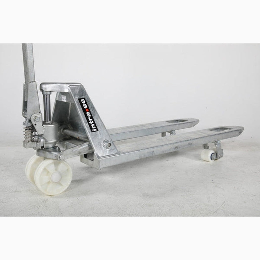 Galvaniserad Pallyftare, 2500kg, 540x1150mm med boggi och nylonhjul för tunga lyft och korrosionsskydd.