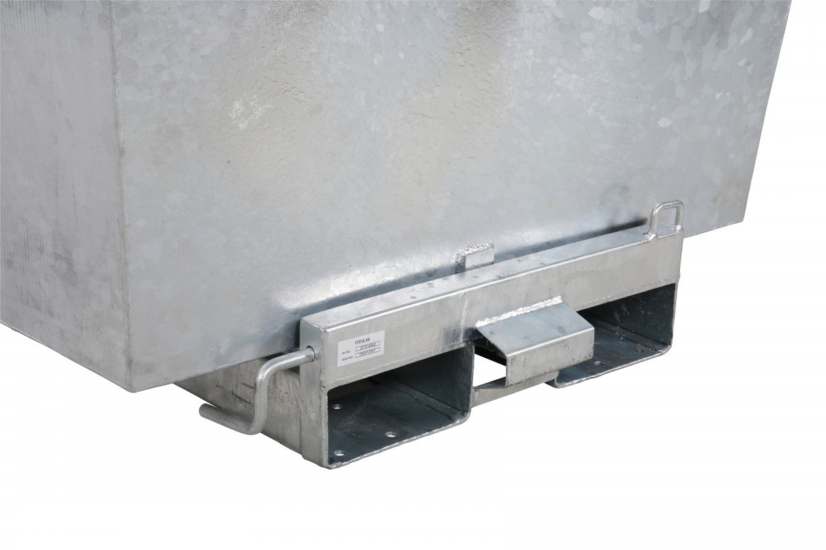 Galvaniserad tippcontainer, 900 liter, 2500kg med robust truckanpassad design och säker återlåsmekanism för effektiv hantering.