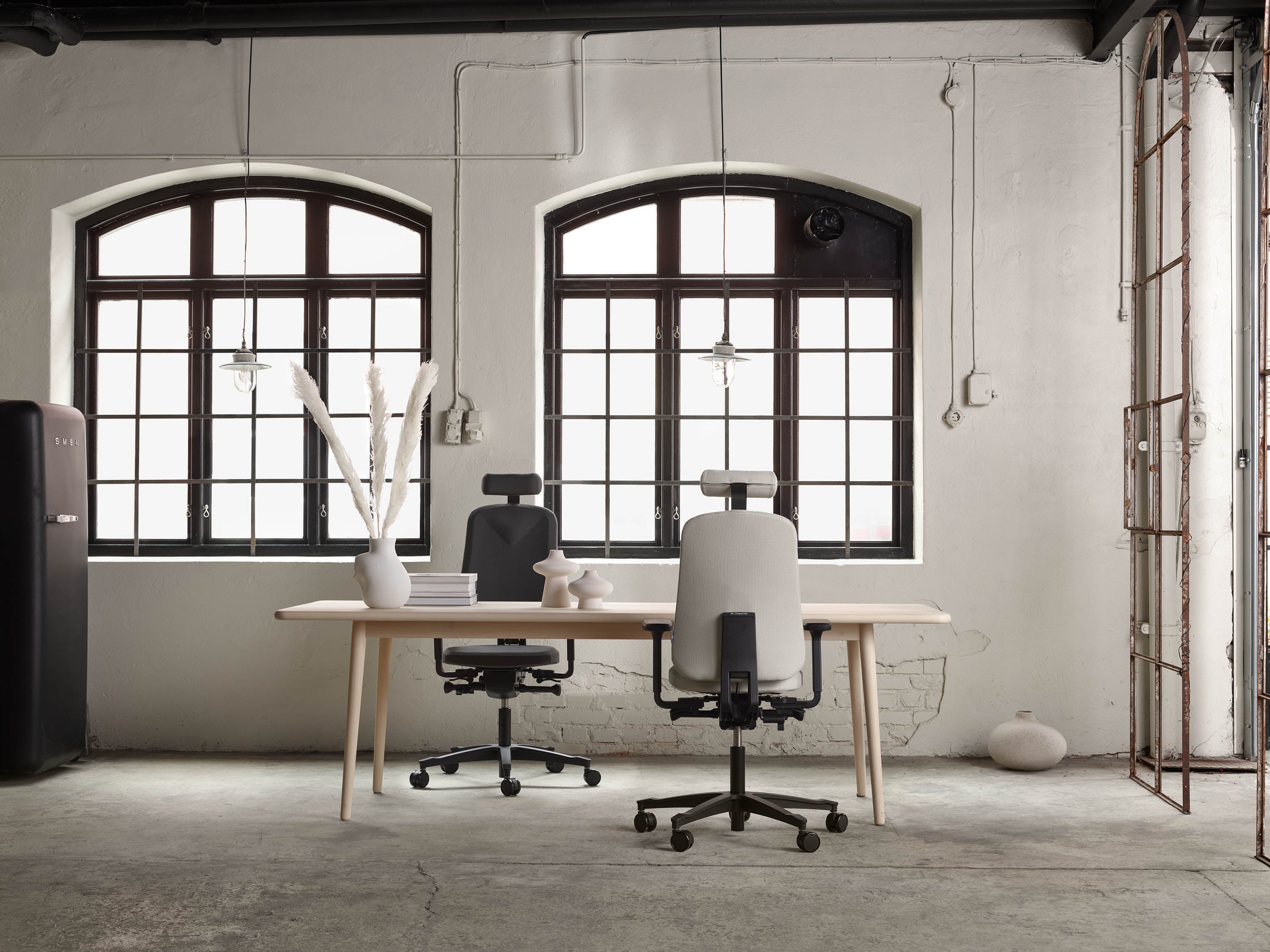 Kontorstol Höganäs 280, inkl nackstöd och armstöd, svart, svensktillverkad med modern design och hög komfort.