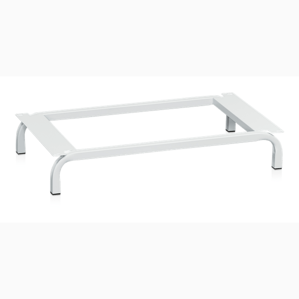 Klädskåpsstativ B=900 mm i stabil metallkonstruktion för att lyfta skåp och underlätta hygien och städning.