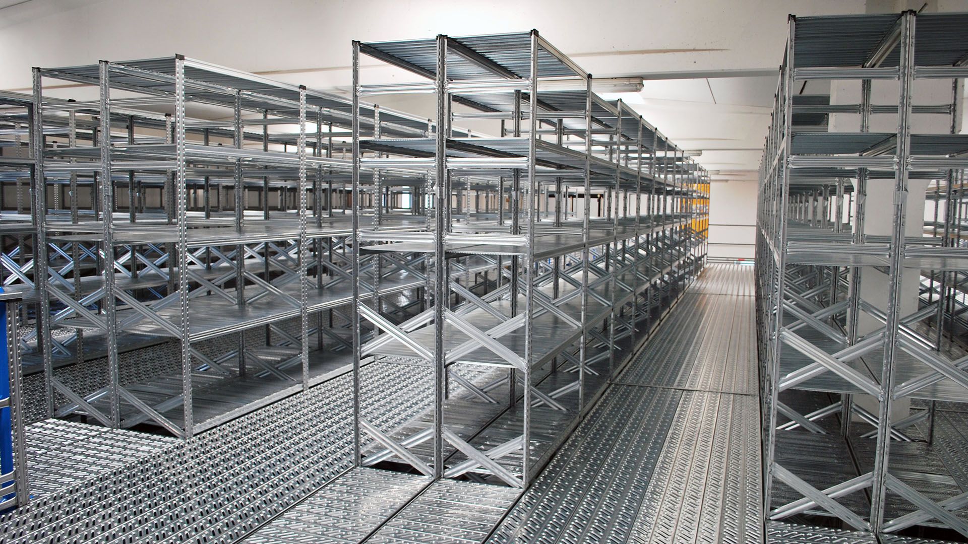 Hyllställ i stål på entresolplan