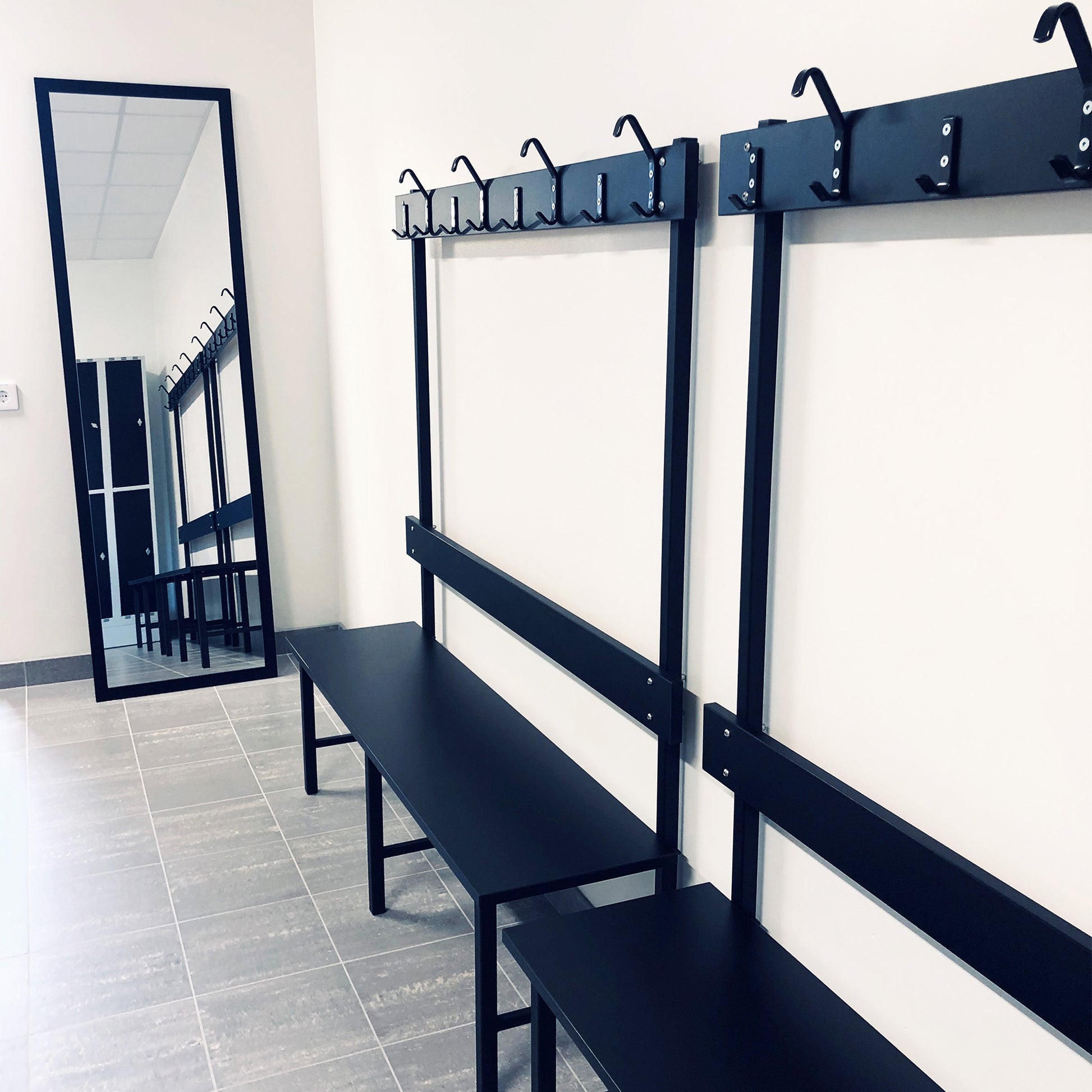 Sittbänk Enkelsektion 1000-2000 mm Svart i stabil design med ryggbräda och kroklist för omklädningsrum och offentliga miljöer.