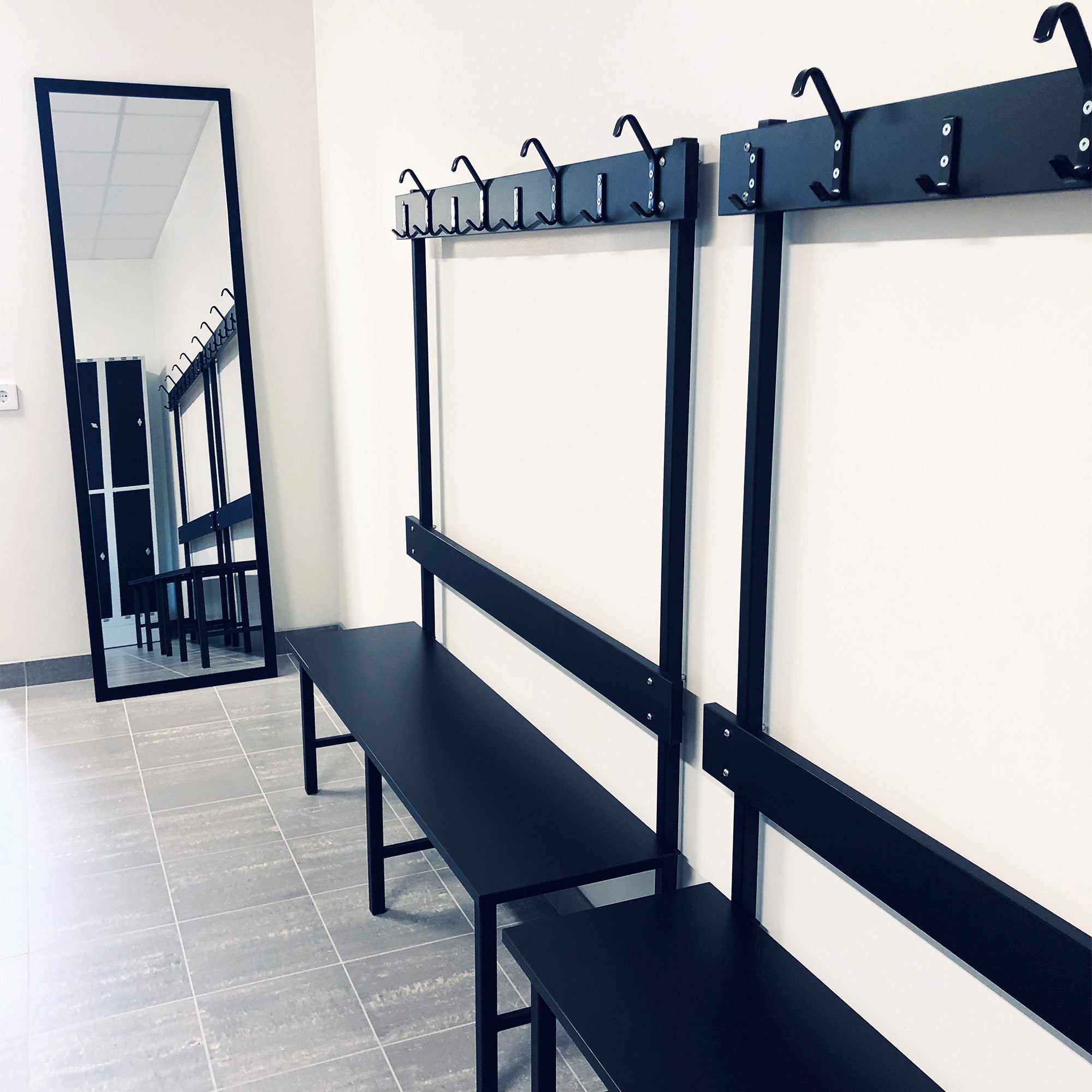 Sittbänk Enkelsektion 1000-2000 mm Svart i stabil design med ryggbräda och kroklist för omklädningsrum och offentliga miljöer.