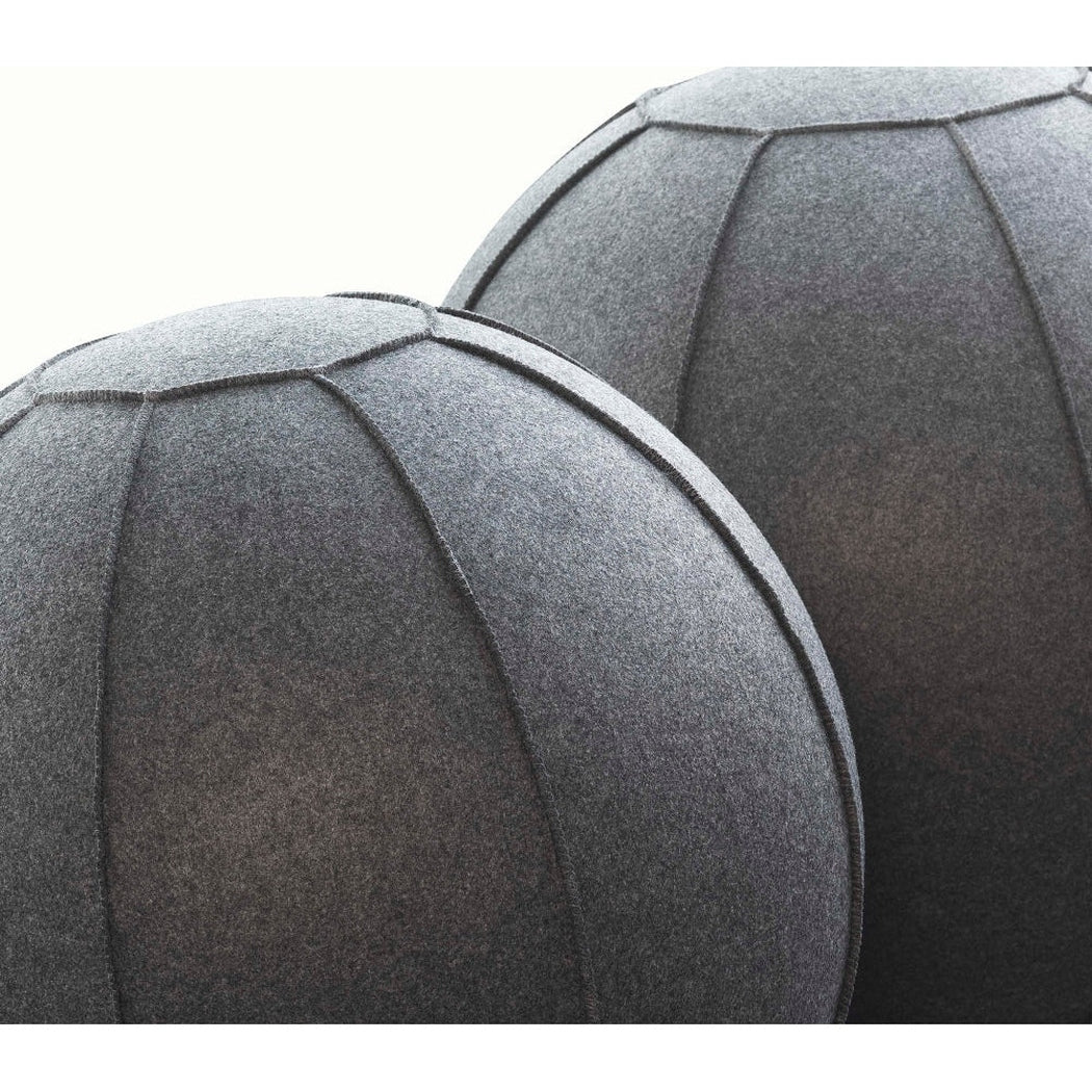 Sittboll / Kontorsboll, Grå nära bild som visar detaljer på ytan och sömmarna för ergonomisk sittboll.