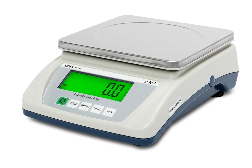 Precisionsvåg LEM7 med rostfri bärplatta och digital display för exakt vägning i torra miljöer, batteridriven och hållbar.