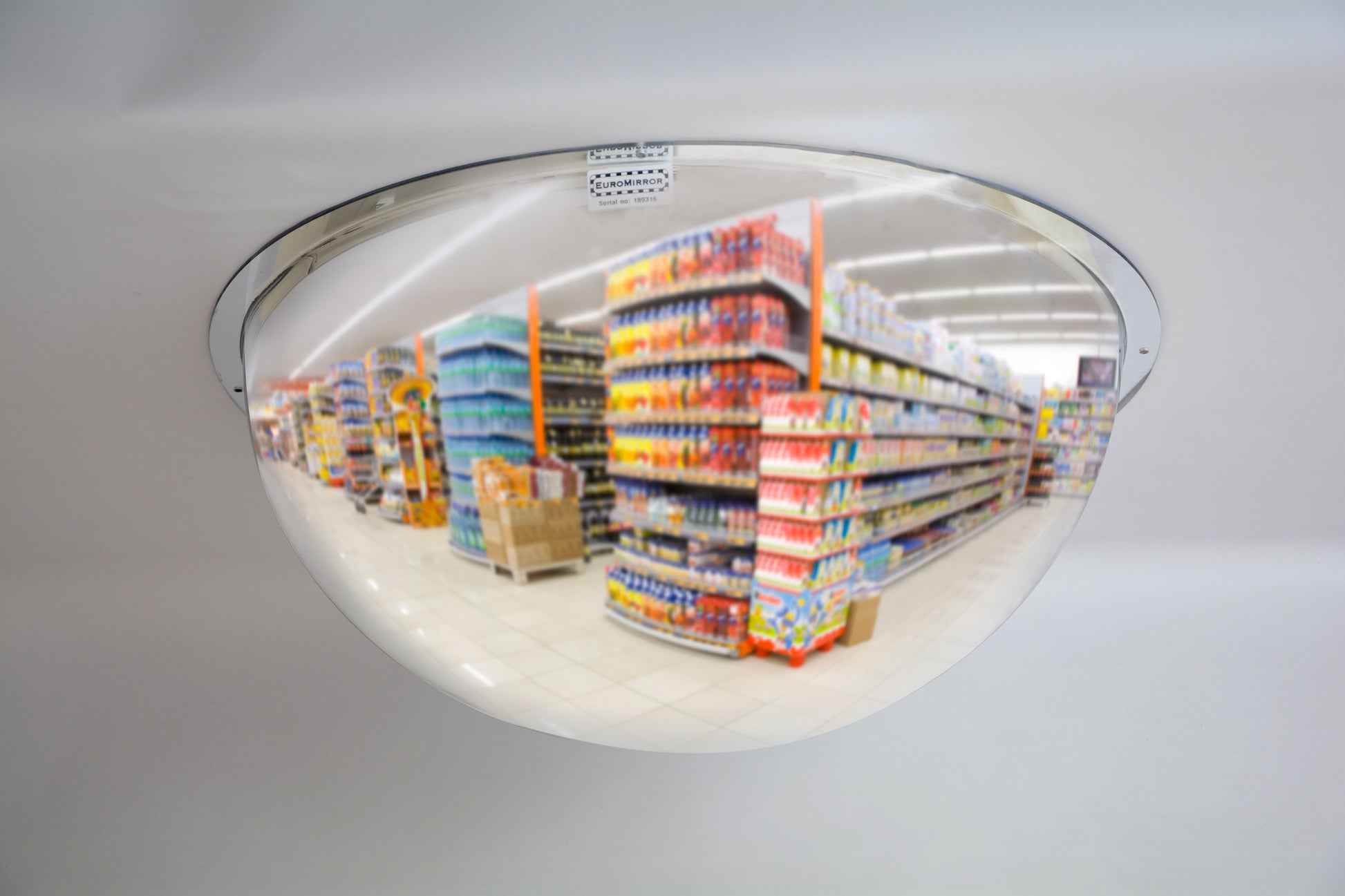 Spegelkupol, 360° 300-1000mm i butik ger ökad säkerhet och förbättrad överblick i svåröverskådliga utrymmen.