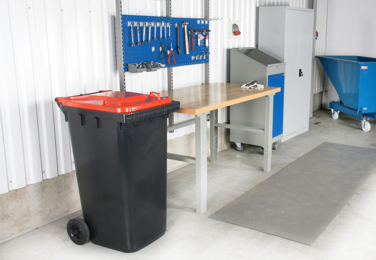 Sopkärl med hjul, 240 liter i hållbart HDPE för effektiv avfallshantering i industri och hem.