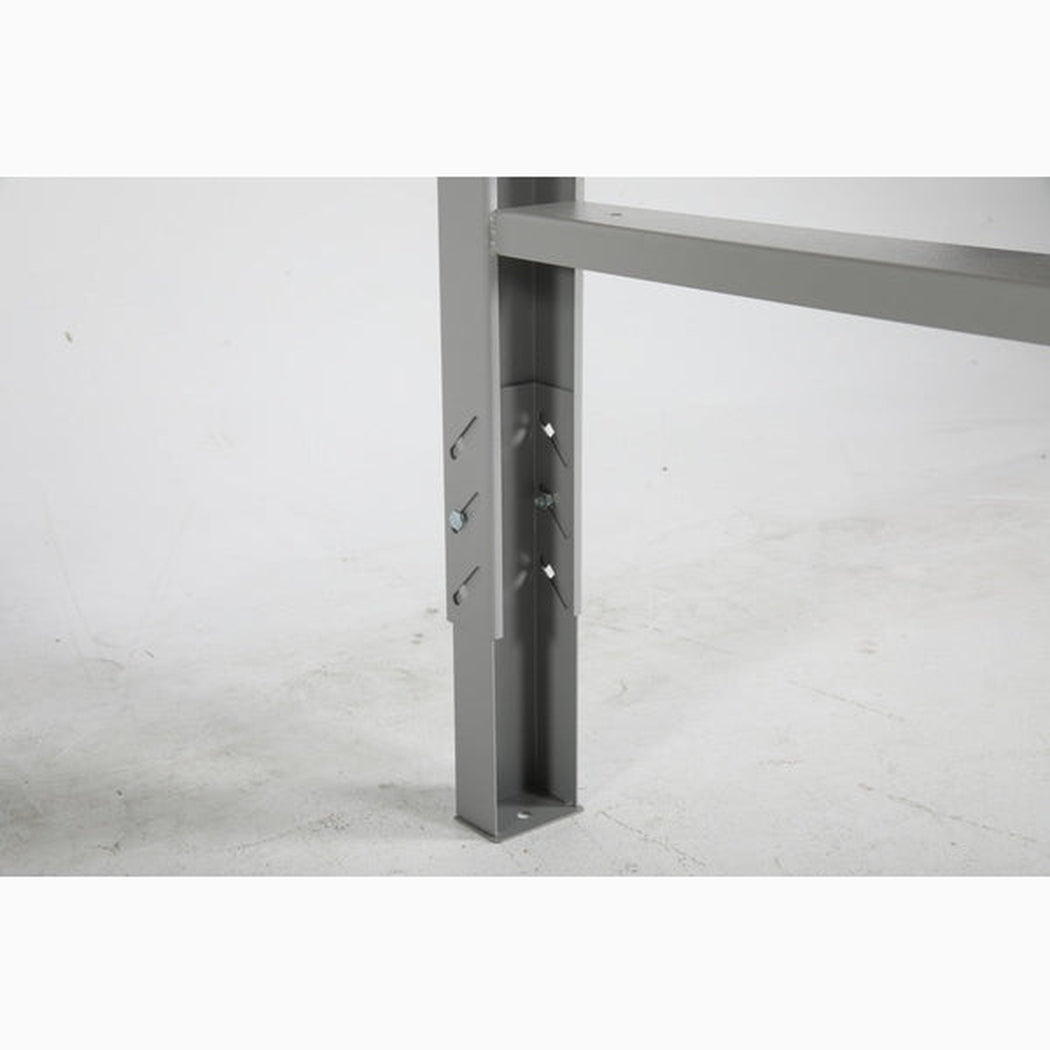 Detaljerad närbild på stabil metallstativet för Arbetsbord 1600mm med högkvalitativ och hållbar konstruktion.