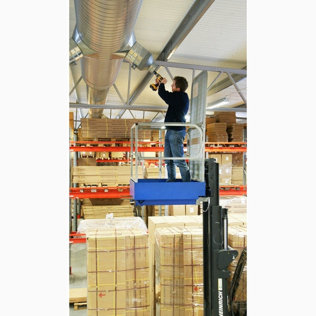 Arbetskorg, hopfällbar truckkorg, 1000x1000mm i lager används för säkert arbete på höjd med gaffellåsning och halkfritt golv.