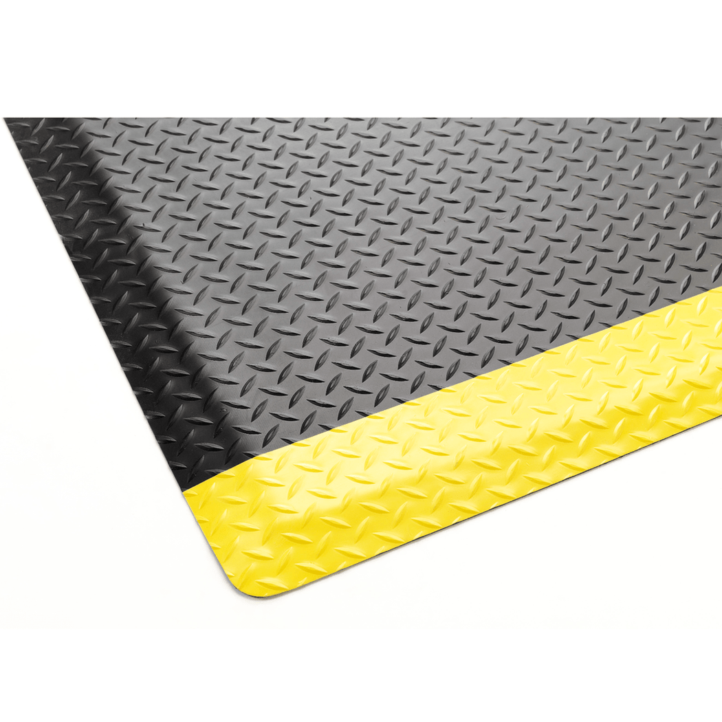 Arbetsplatsmatta Senso Deck 900x1500mm i svart och gul med slitstarkt däckmönster för ergonomisk komfort.