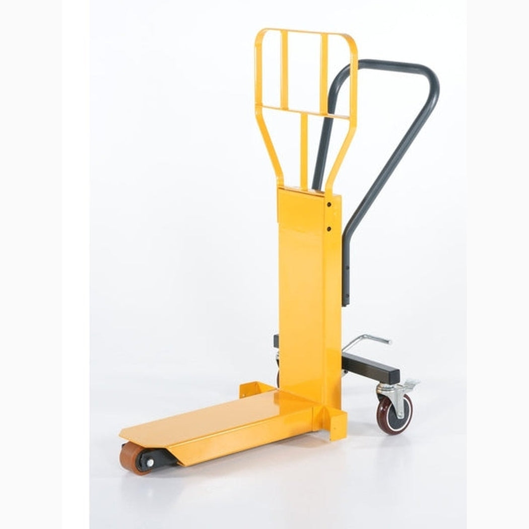 Butiksgaffellyftvagn för 1/4 pallar, 250kg, gul med mekanisk höjning och robust konstruktion för lager och butik.