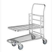 Butiksvagn med ställbart gallerhyllplan 860x530x1010 mm i elförzinkat stål med fyra länkhjul och broms för effektiv varutransport.