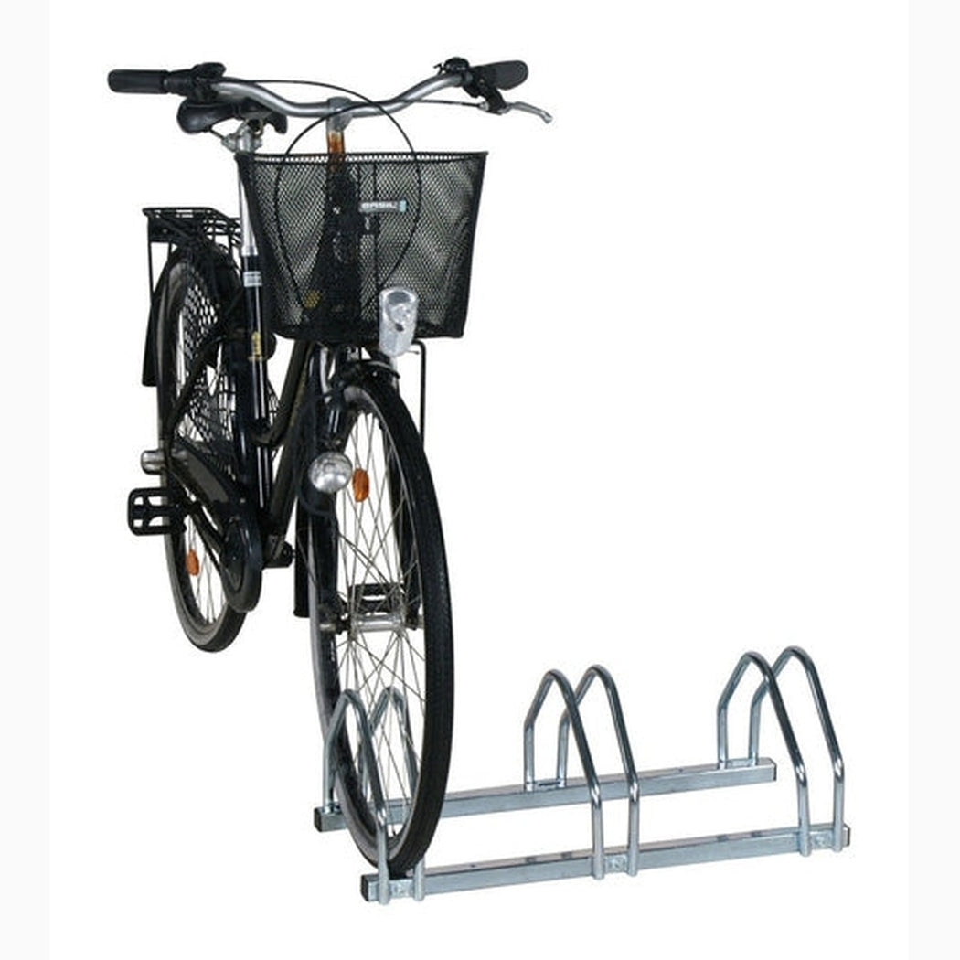 Cykelställ för 3 platser i metall med plats för tre cyklar och väggmontering för effektiv förvaring.