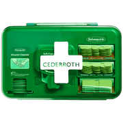 Dispenser Cederroth Wound Care med sårtvättare, Soft Foam plåster och plast- och textilplåster i praktisk förvaring.