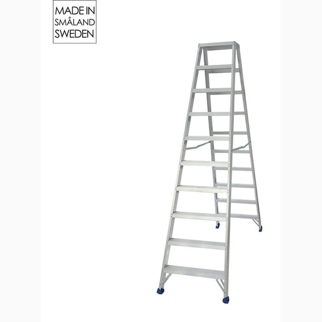 Dubbelsidig trappstege, aluminium med robust konstruktion och halkfria steg för säker och stabil användning.