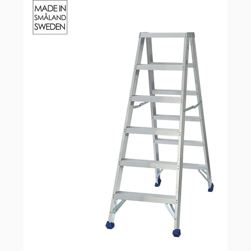 Dubbelsidig trappstege, aluminium med halkfria steg och stabil konstruktion för säker användning vid arbete på höjd.
