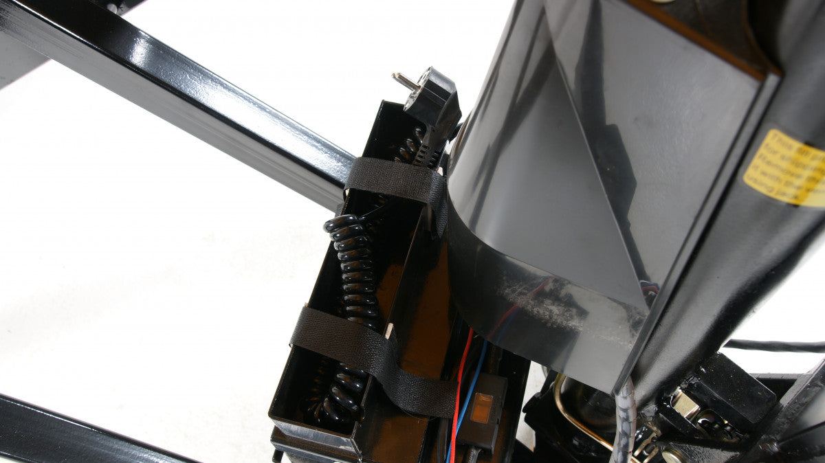 Detaljbild av batteri och pumpenhet på EL Saxlyftvagn, 1000kg, 540x1170mm, singel/poly för effektiv lyftning.