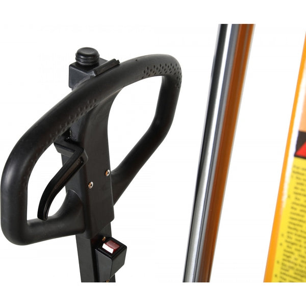 Detaljbild på handtag och kontrollpanel på EL Saxlyftvagn, 1000kg, 540x2000mm, singel/poly för ergonomiska lyft.