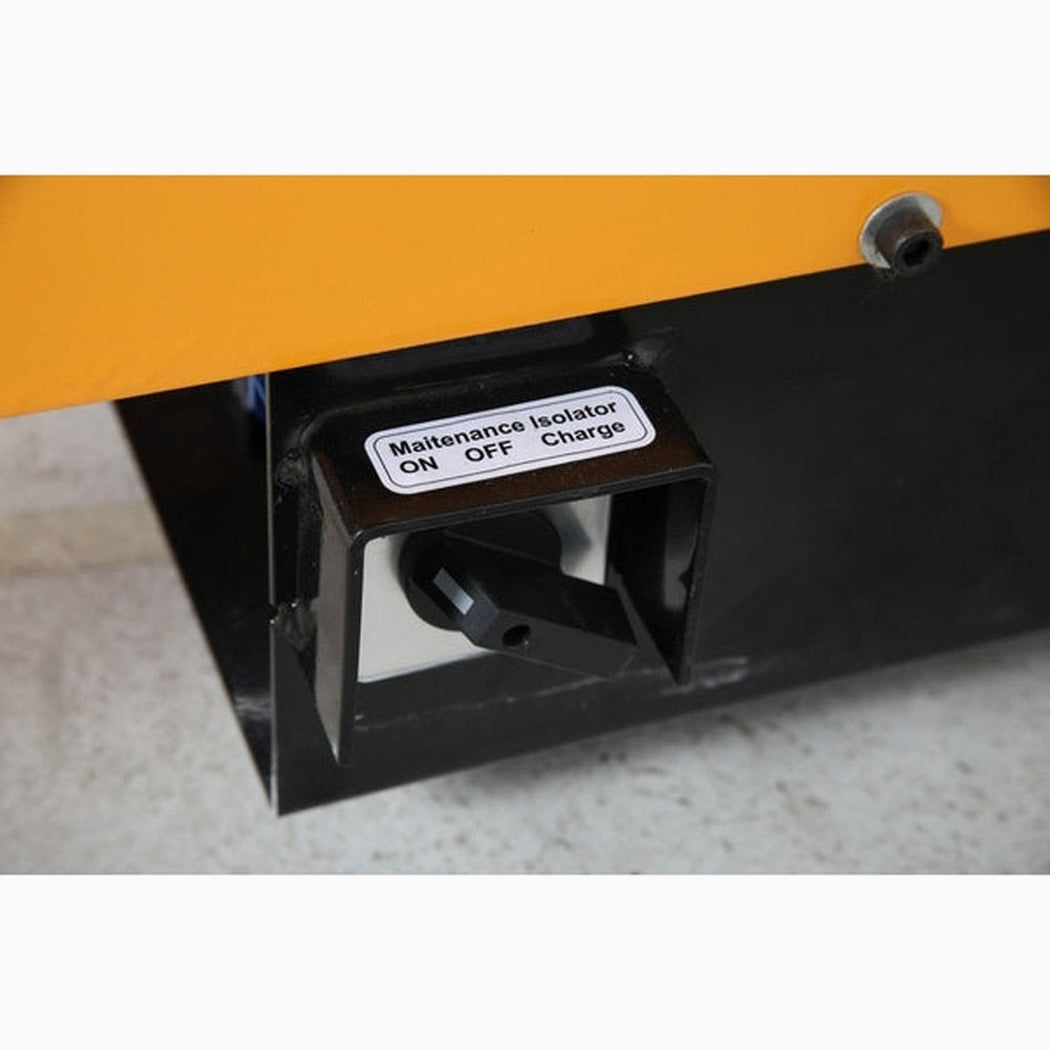 Elektrisk lyftbordvagn, 1200x800mm med underhållsomkopplare för säker drift och laddning av lyftbordet.