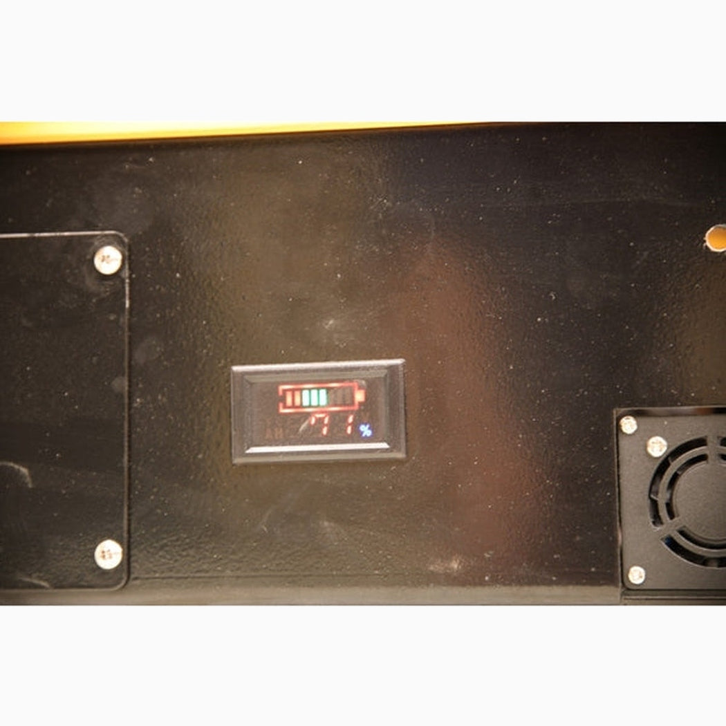 Elektrisk lyftbordvagn 1200x800mm med digital batteriindikator för effektiv och säker hantering av tunga laster.