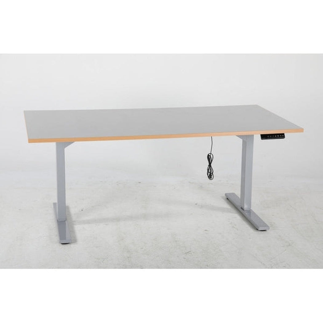 Elektriskt arbetsbord 2000 mm med justerbar höjd, ljusgrå laminatsskiva och elektriskt styrda bordsben för ergonomisk arbetsplats.