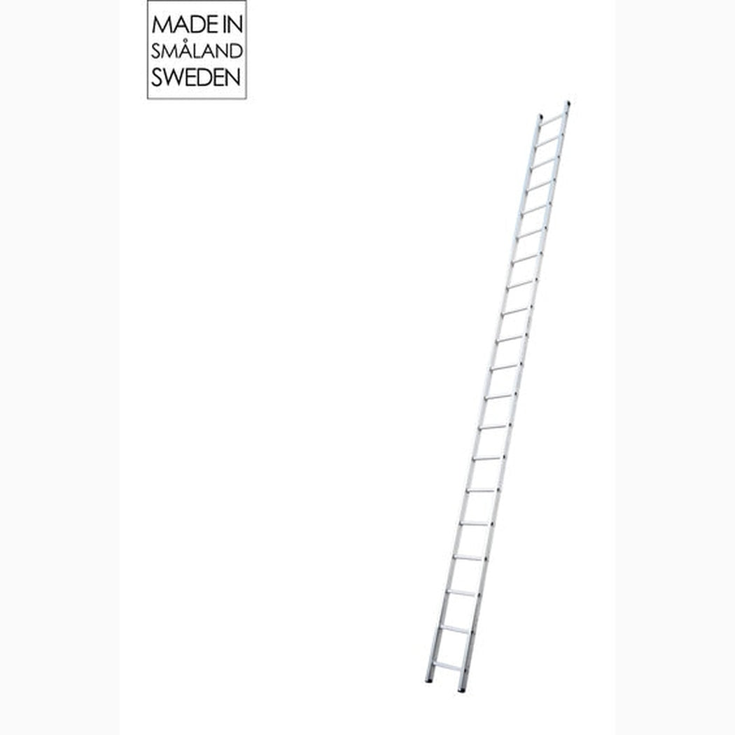 Enkelstege proffs, 2m till 6m i aluminium med glidskydd, justerbar längd och hög stabilitet för säkert arbete.