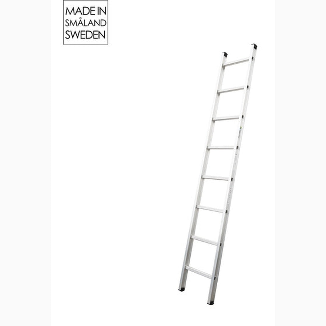 Enkelstege proffs, 2m till 6m i hållbart aluminium med justerbar höjd och halkskydd för säker användning.