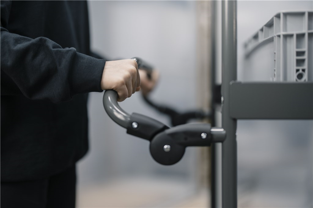 Ergonomisk hyllvagn, 4 hyllplan, 1140x630x1540mm med justerbart handtag och robust konstruktion för 200kg belastning.