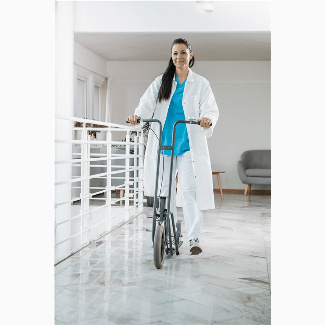 Ergonomisk sparkcykel, 1230x645x1070mm, 150kg, punkteringsfria hjul transporterar en person snabbt och säkert inomhus.
