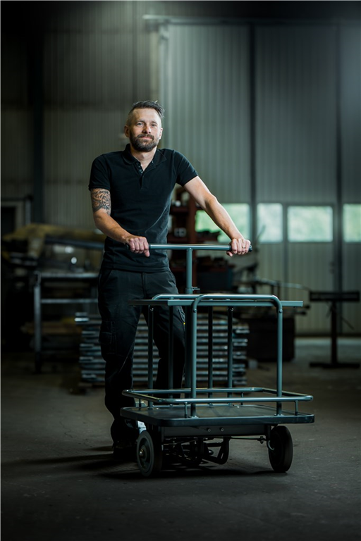 Ergonomisk sparkcykel med två hyllor 1470x700x1000mm och punkteringsfria hjul för enkel materialtransport.