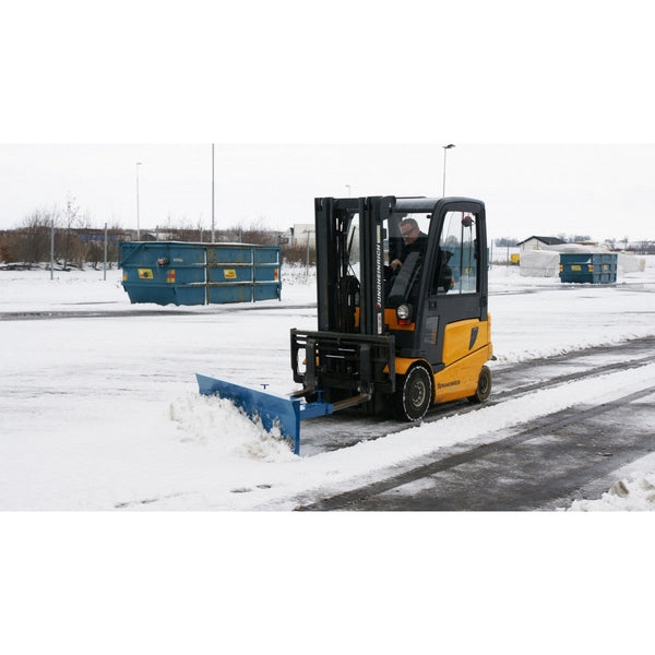 Fast snöplog till truck, 1800mm, monterad på truck för effektiv snöröjning på stora ytor vintertid.