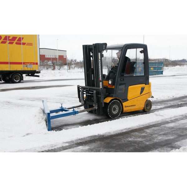 Fast snöplog till truck, 1800mm monterad på truck rensar effektivt snö från industriell yta vintertid.