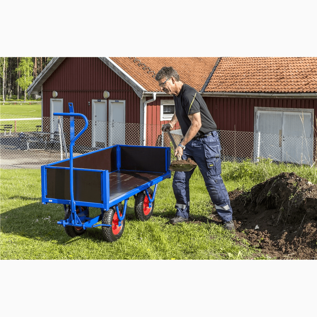 Flakvagn, 1500x700x490mm, 800kg, Blå med plywoodlastplan och luftgummihjul för tunga transporter.