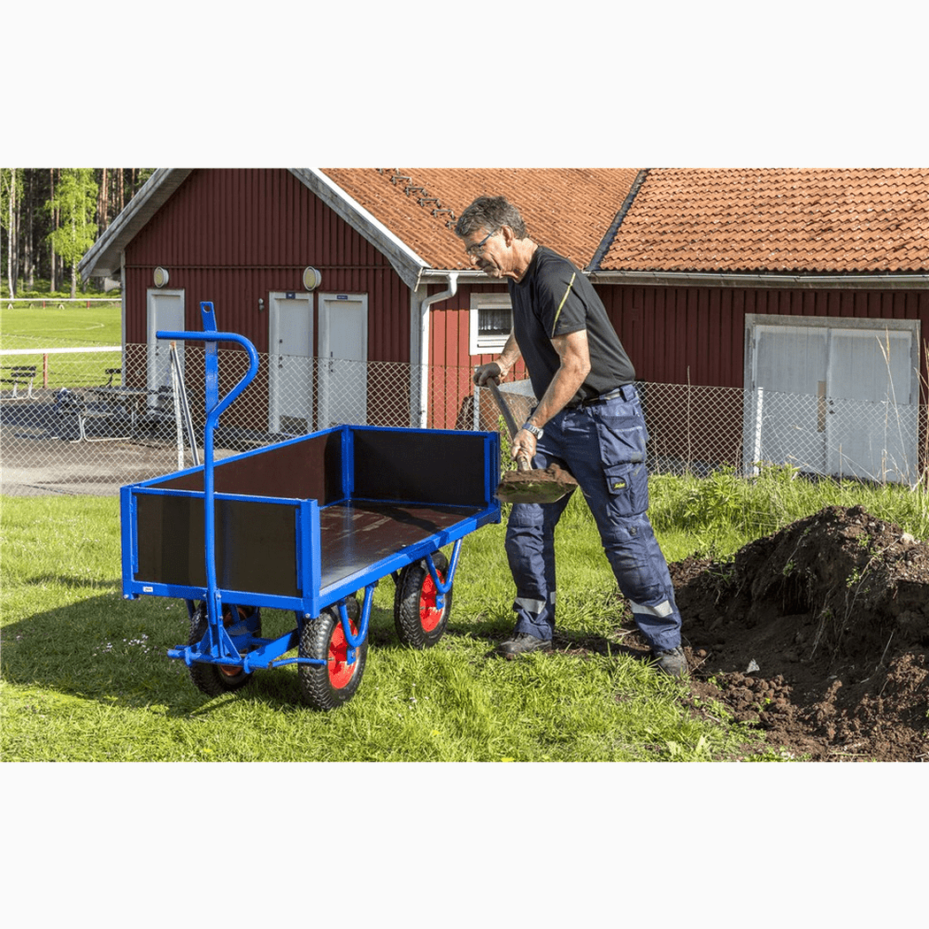 Flakvagn, 2000x1000x490mm, 800kg, blå med robust plywoodlastplan och luftgummihjul för tunga transporter.