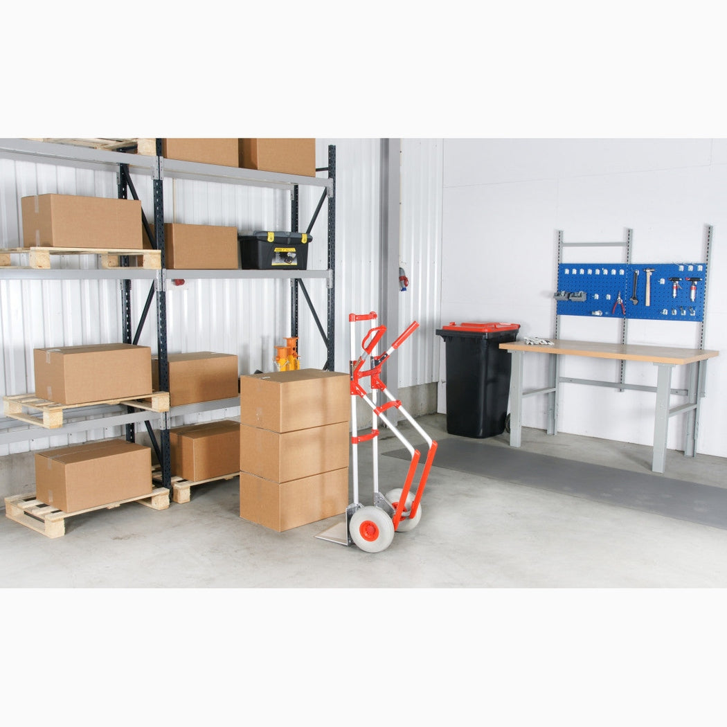 Flyttkärra Aluminium, 250kg i lager med kartonger och arbetsbord för effektiv godshantering och transport.