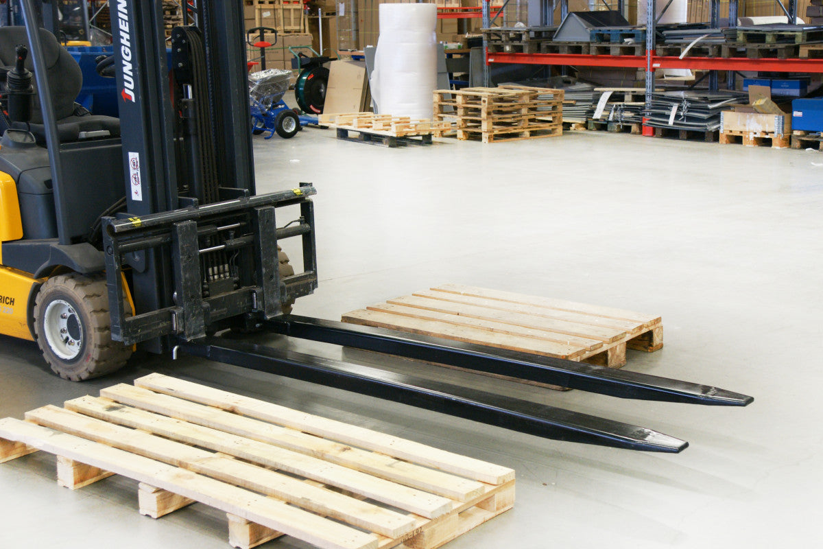 Förlängningsgafflar, 2200mm, 2500kg monterade på truck med robust design för tunga lyft och säker hantering i industrimiljö.
