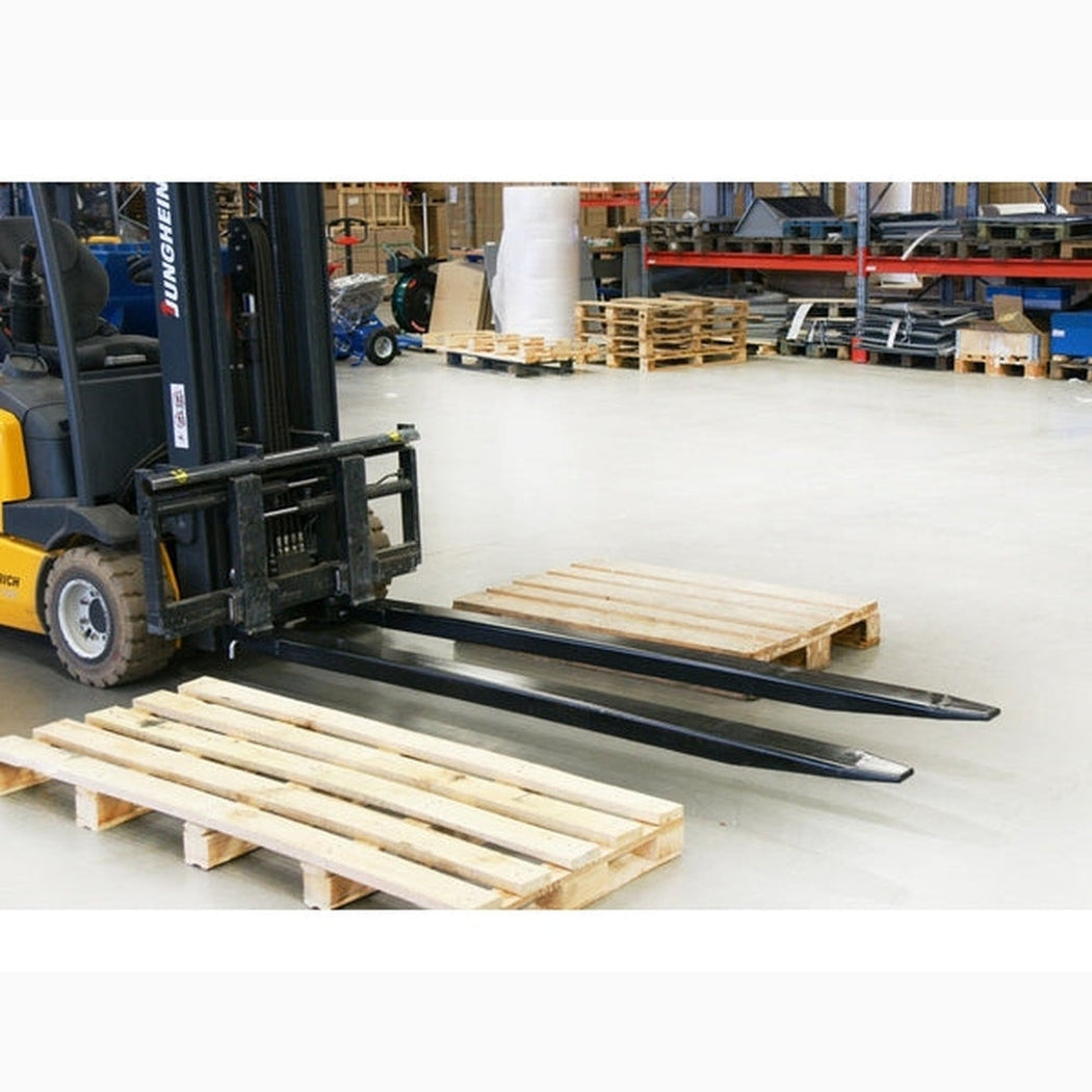 Förlängningsgafflar, 2200mm, 4000kg på truck, kraftiga gafflar för tung last och säker hantering i lagermiljö.