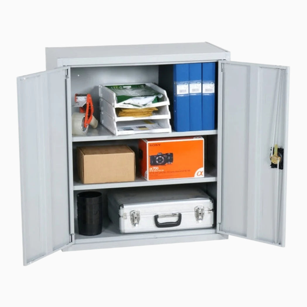 Förvaringsskåp, 900x800x400mm, grå med två hyllplan och spanjolettlås för säker och organiserad förvaring.