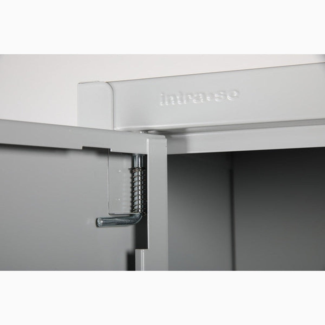 Förvaringsskåp, 1800x800x400, Blå med stabil konstruktion och säker spanjolettlåsning i detaljvy.