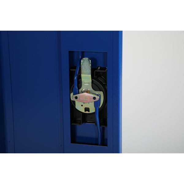 Förvaringsskåp, 1800x900x400mm, blå med spanjolettlås och justerbara hyllplan för säker och flexibel förvaring.