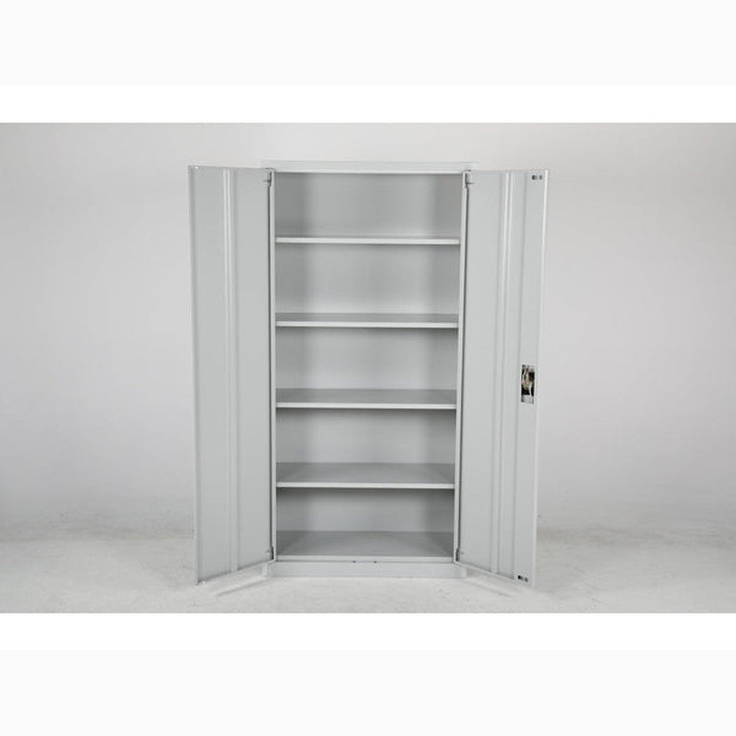 Förvaringsskåp, 1800x900x400mm med 4 st hyllplan och spanjolettlås för säker och flexibel förvaring i grå metall.