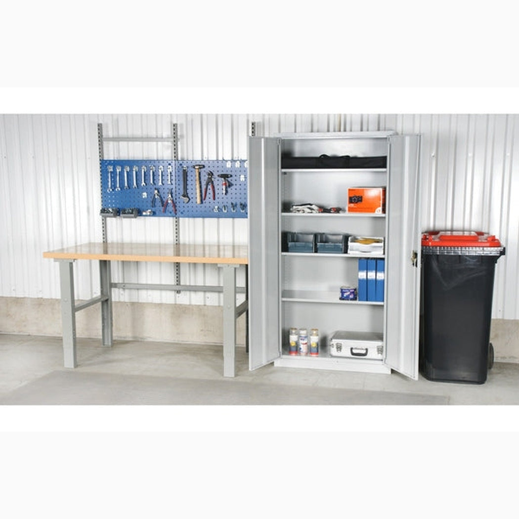 Förvaringsskåp, 2000x1000x500, Grå med fyra hyllplan och säkerhetslås för garage eller arbetsplats.