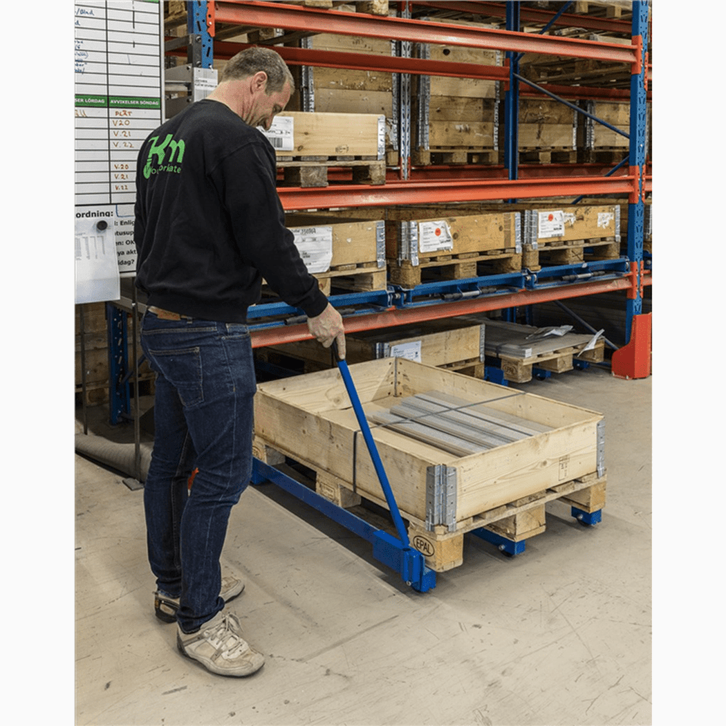 Handtag till låg pallvagn, blå i ergonomisk design för enkel och säker hantering av tunga laster i lager och logistik.